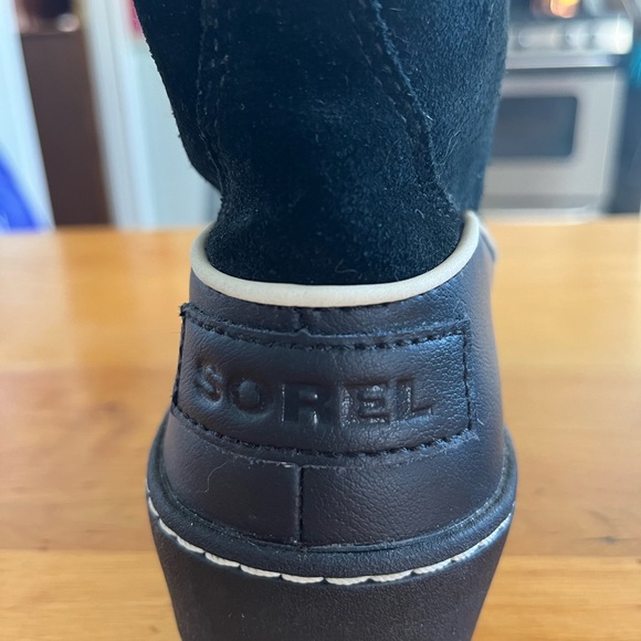 Sorel snow boots, like new. Sturdy tread, platform heel, flannel lined. Worn 3 x - Picture 3 of 12
